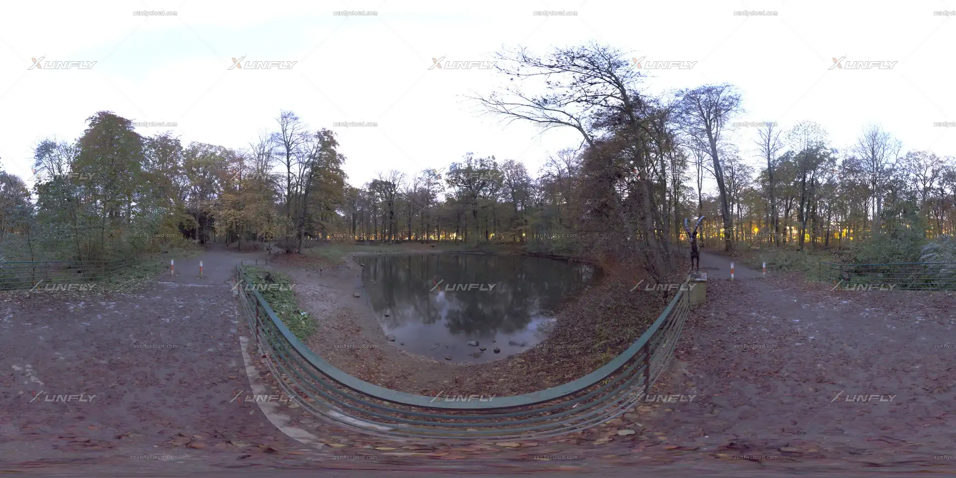 湖泊公园秋季小道阴天HDR